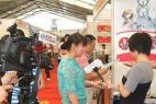 展会现场接受采访